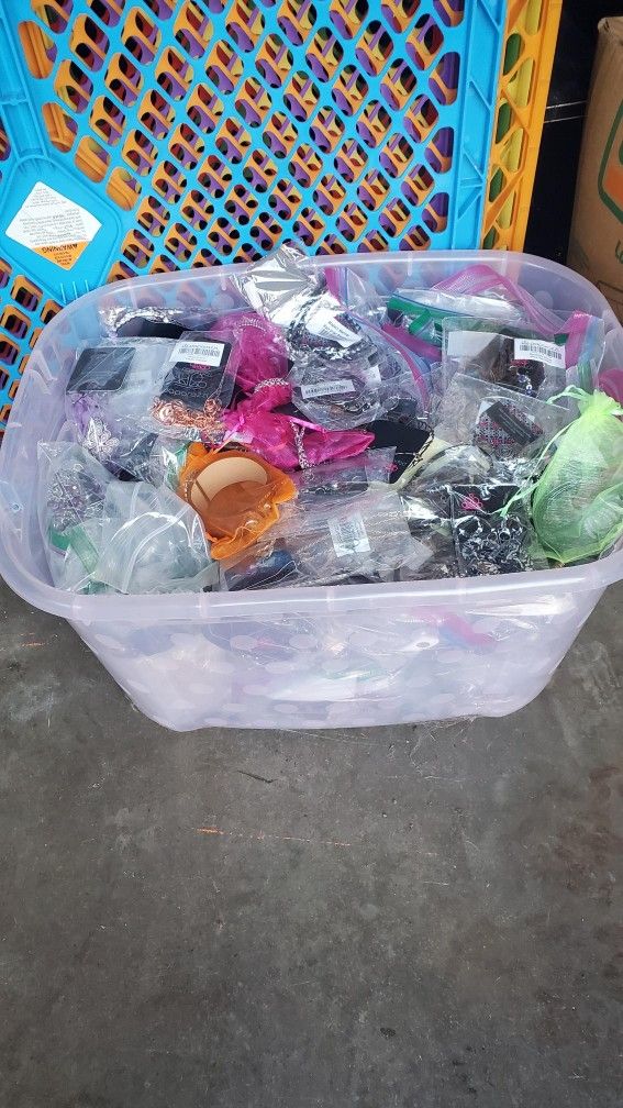 Costume Jewelry. 10 Peices For $20