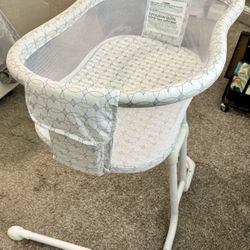 Baby Bassinet (** negotiable **)