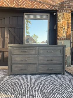Like new bedroom dresser with mirror