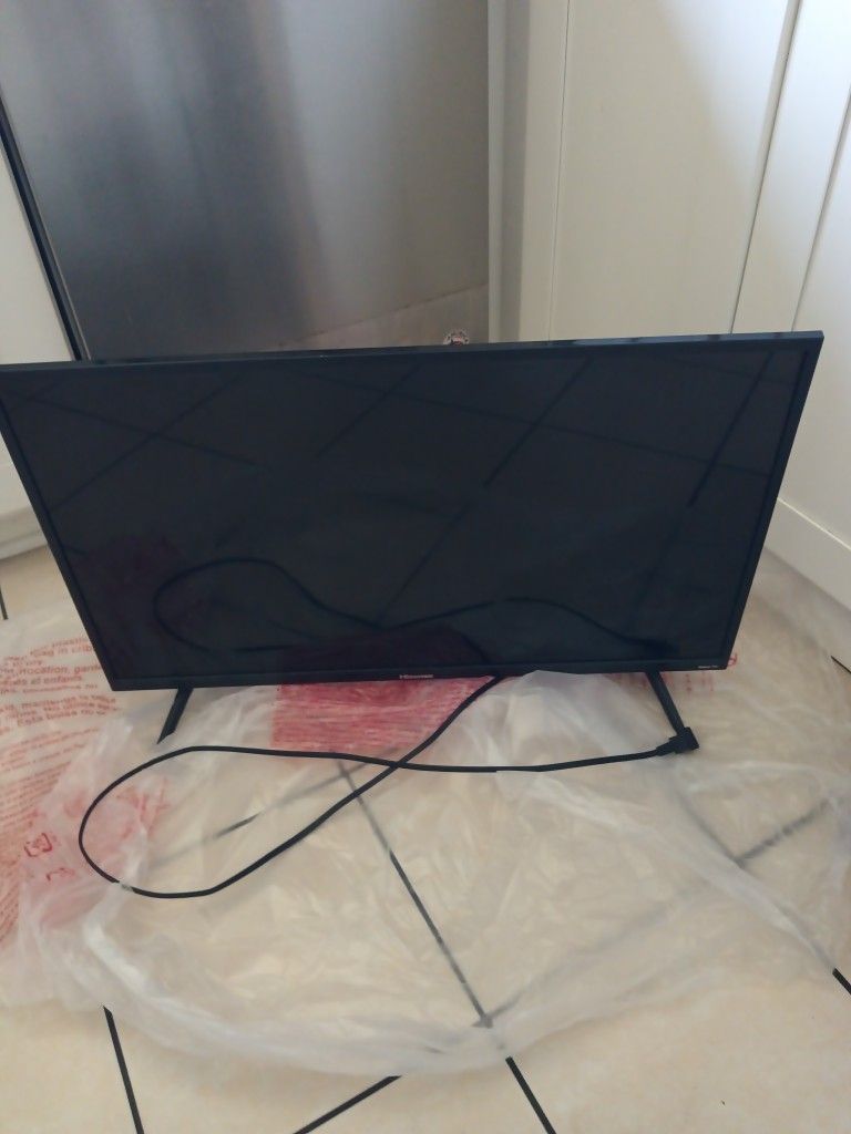 Hisense Roku 32 Inch HD TV w/ Wall TV Mount Set
