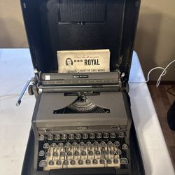 Henry Dreyfuss model and 1948 Royal Quiet De Luxe vintage type writer