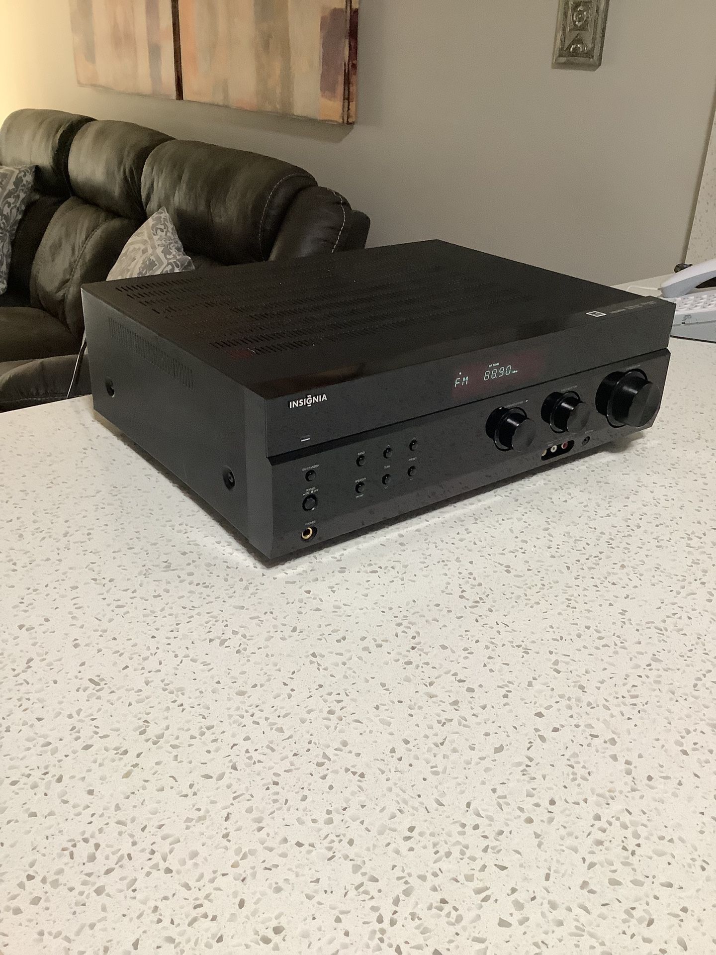 * INSIGNIA * HDMI * HIGH POWER HOME THEATER SURROUND SOUND AND STEREO RECEIVER . EXCELLENT CONDITION . MUST SEE TO APPRECIATE .