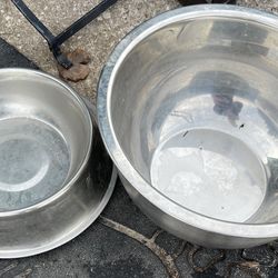 Large two piece pet feeding containers 