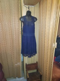 Beautiful Black Dress Size L Includes Model Hanger Only 25$