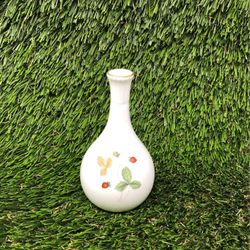 Wedgewood bone china wild strawberry bud vase￼