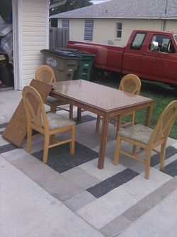 4 seat dinning room table & chairs extendable table w\ leaf and a nice rug