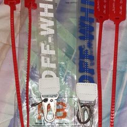 OFF-WHITE keychain