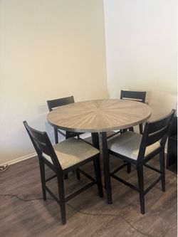 Round Dining Table Set with 4 Chairs – Great Condition