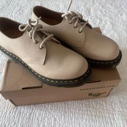 Tan Dr. Martens
