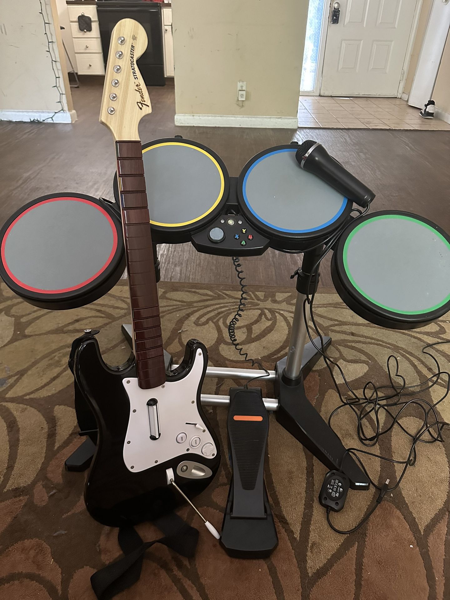 Rock band Full Set (Guitar, Drums, Mic) - Xbox 360