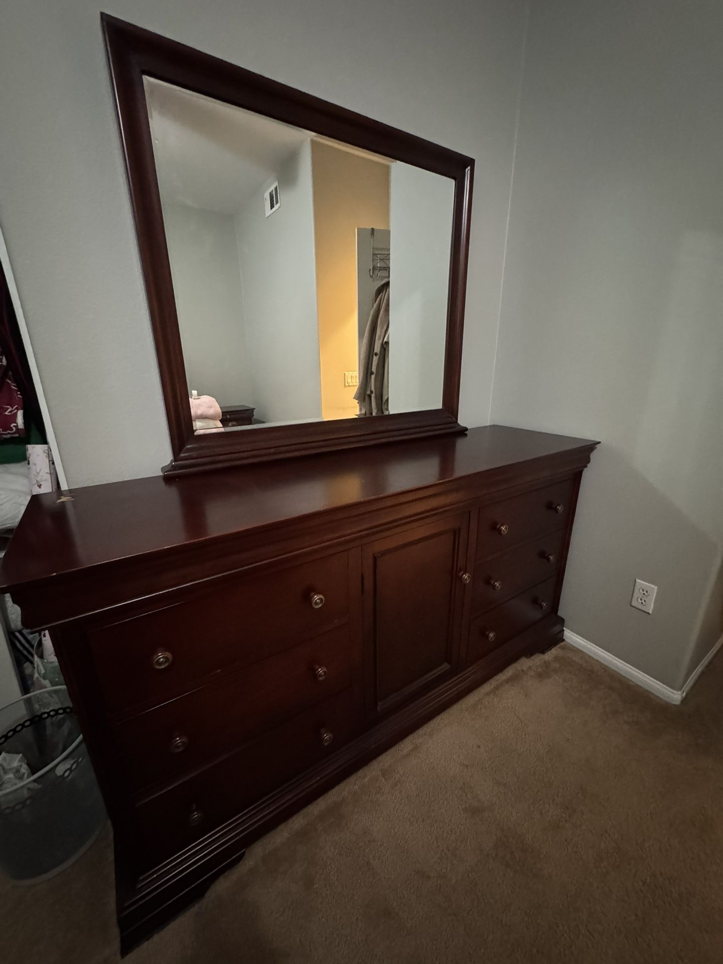 Queen Bed Set Nightstand Dresser Mirror