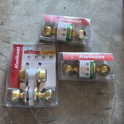 Door Knobs And Dead Bolt 