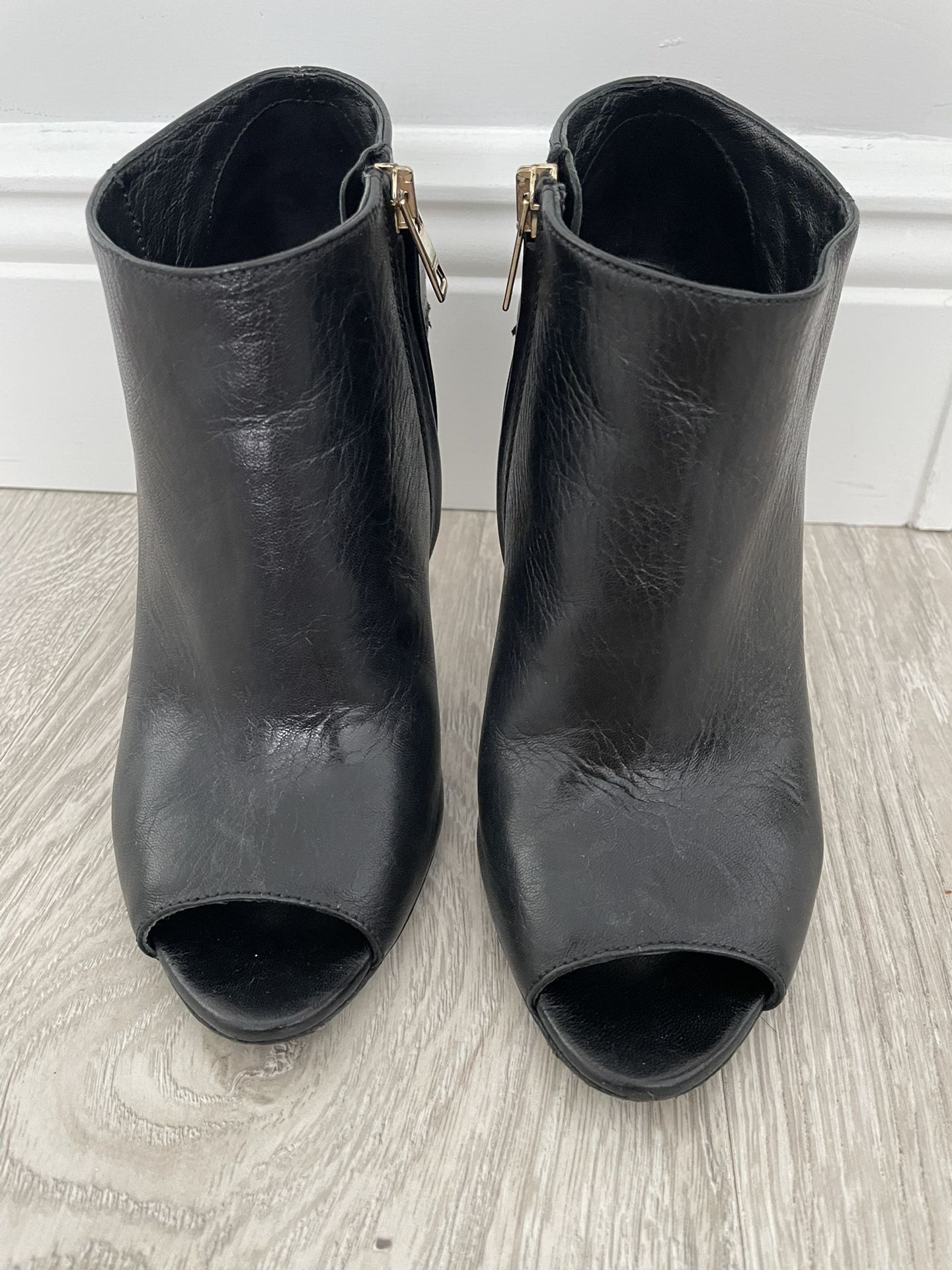 Burberry Women Black booties. Size US 7
