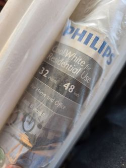 Philips 32W 48-Inch Cool White Fluorescent TubeAlto 32-Watt 4 ft. Linear T8 Fluorescent Tube Light Bulb, Cool Wh