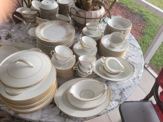 Noritaki 80 pc dinnerware