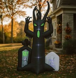 Huge haunted tree Halloween inflatable