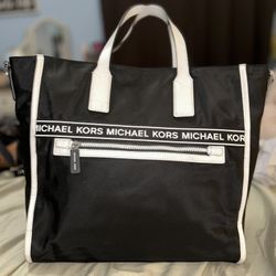 Michael Kor Black  Large Tote.- Black and White. 