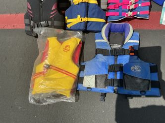 Life jackets kids and 2 adults like new