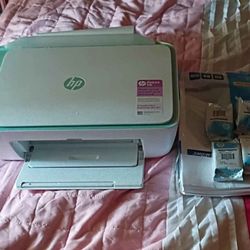 HP printer Plus Paper Plus Ink In The Printer PLUS extra Cartridges!!! 