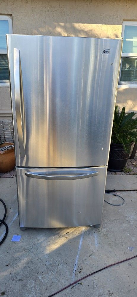 KENMORE REFRIGERATOR BOTTOM FREEZER 33X67 STAINLESS STEEL WORK PERFECTLY