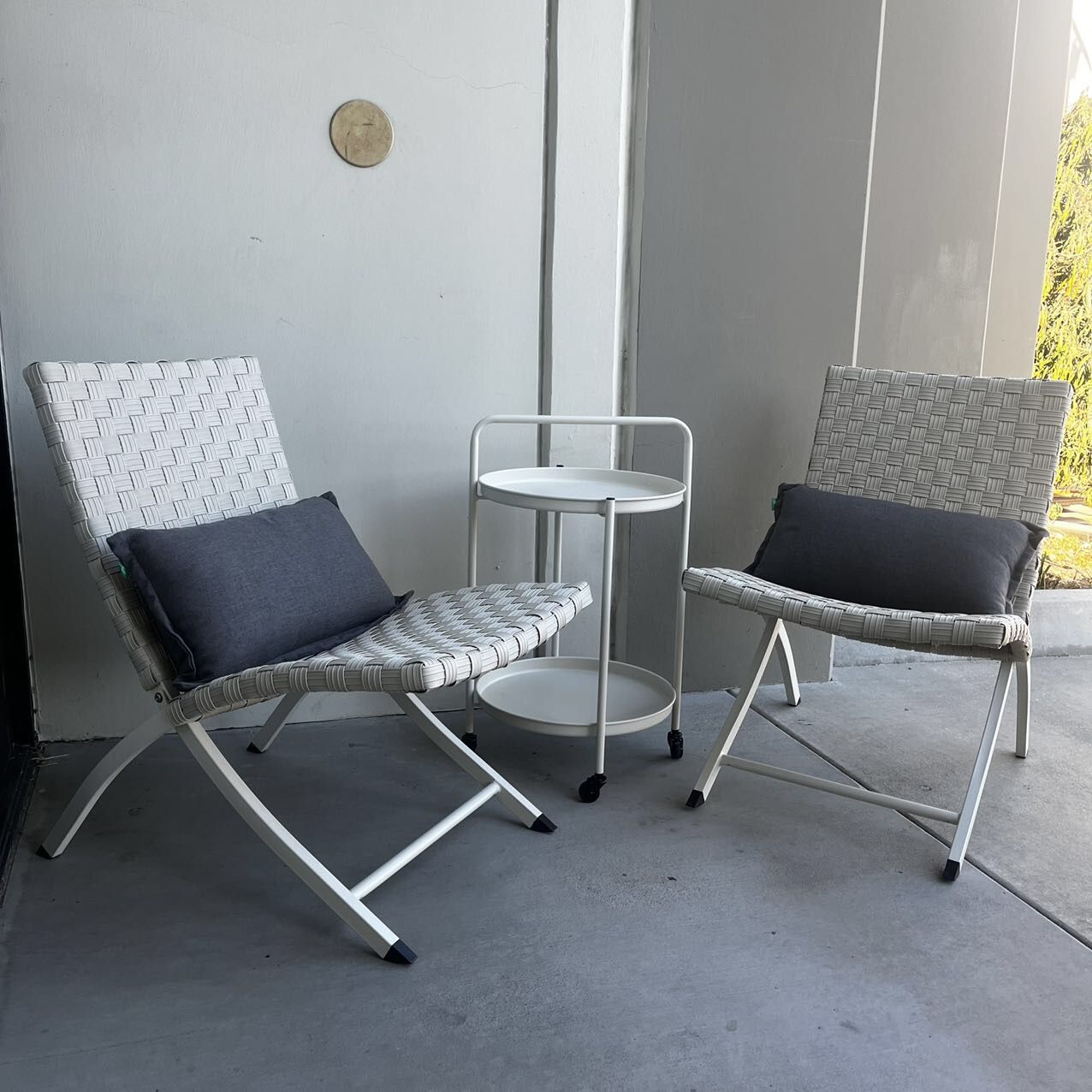 New In Box 2 Wicker Chair And Rolling Cart Table Patio Furniture Set With Pillows