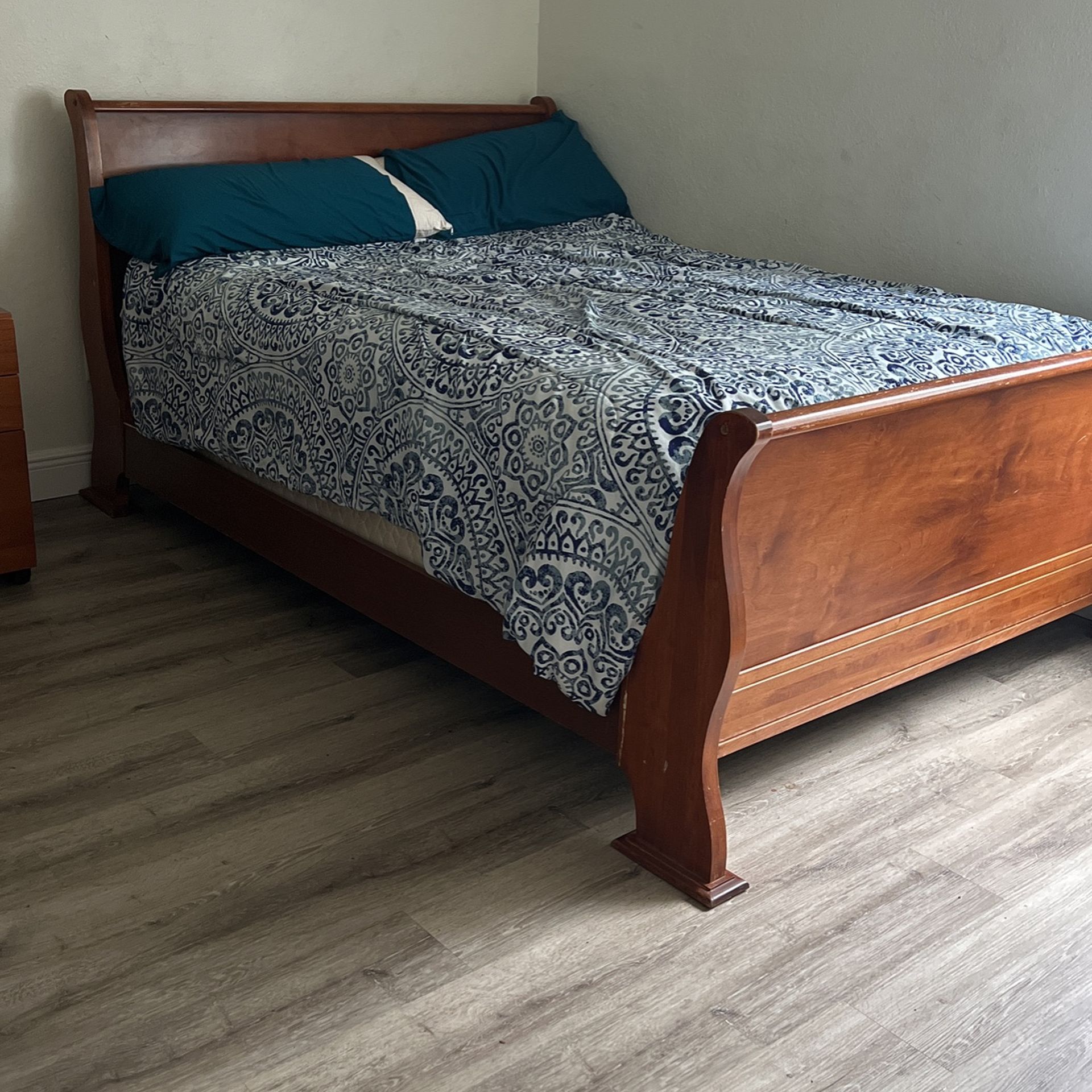 QUEEN SIZED BED FULL SET