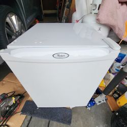 Whirlpool. Compact Refrigerator