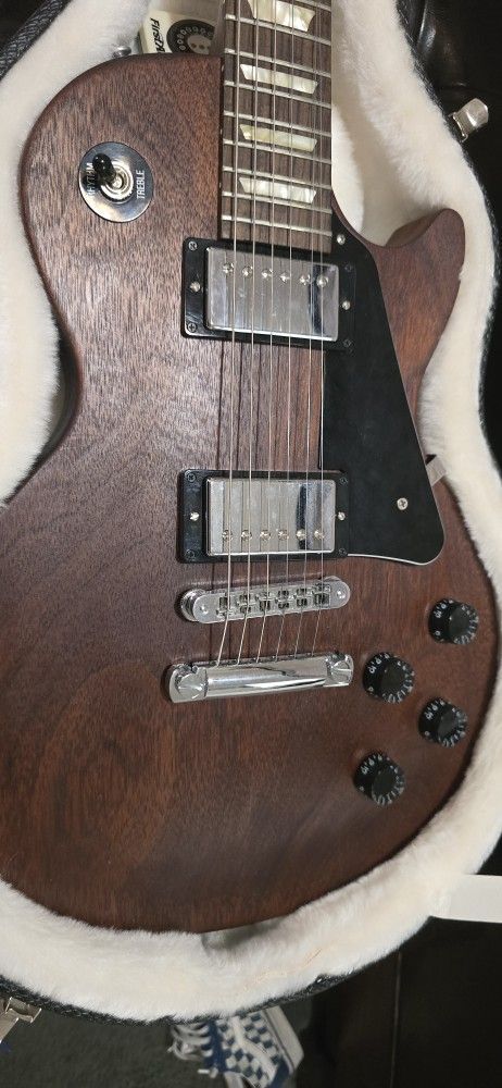 Les Paul Studio guitar in rust color in case