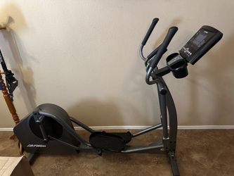 Life Fitness - E1 Elliptical Cross-Trainer