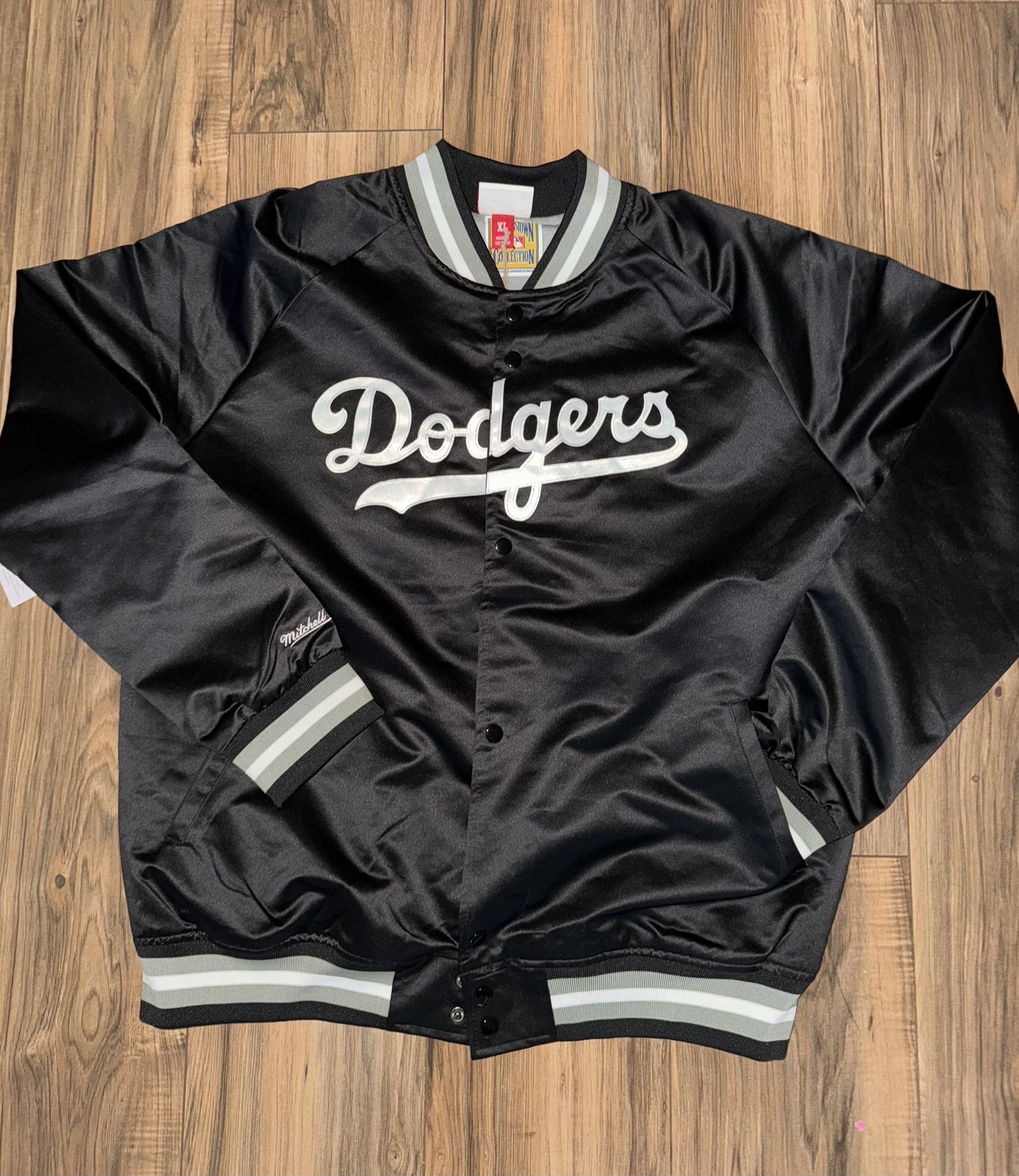 New men’s size large & XL Mitchell & ness LA Dodgers Satin Jacket