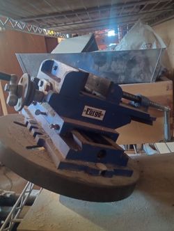 X Y Axis Vise Mounted To Round Plate