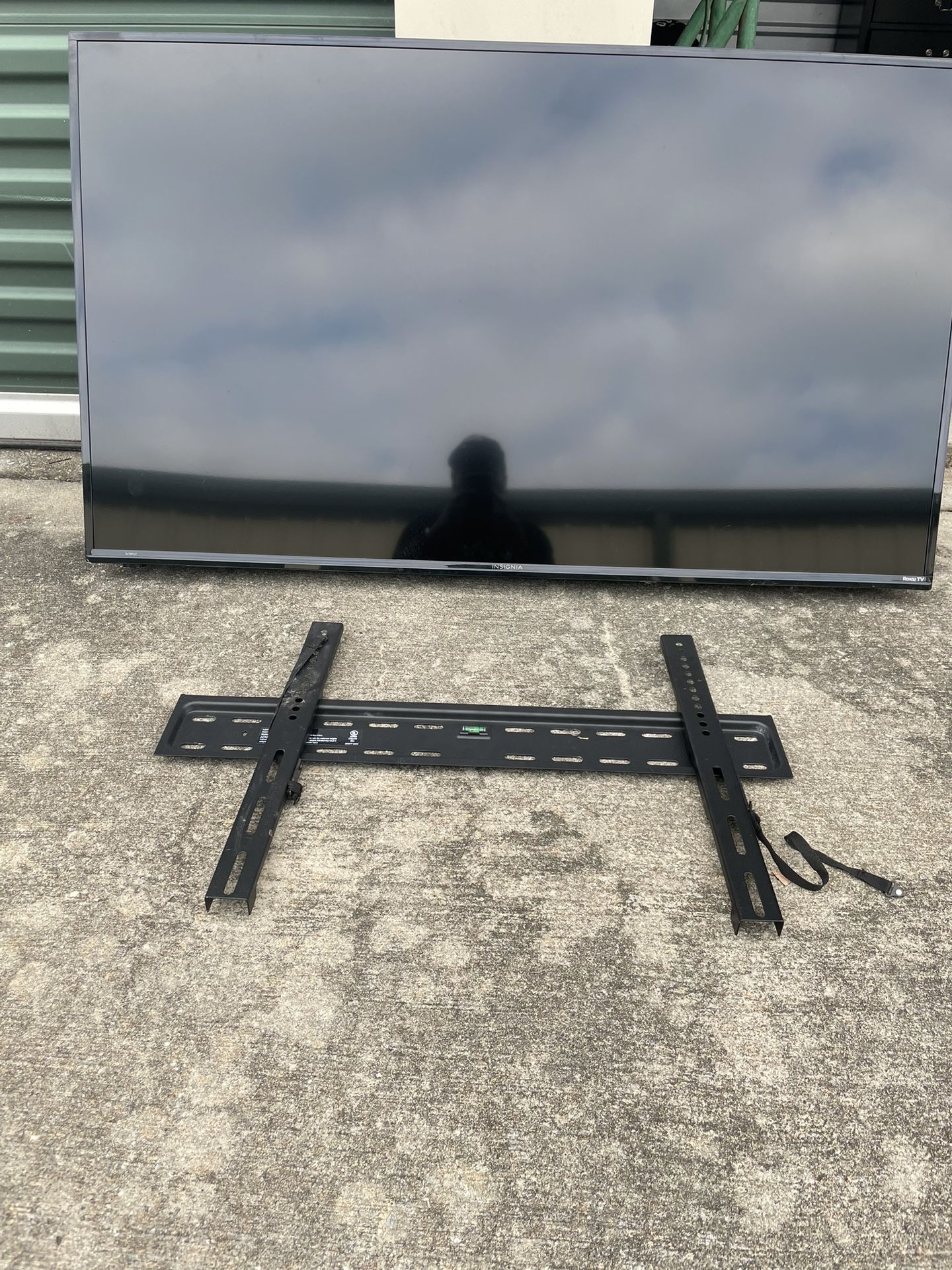 Insignia Tv (with Tv Mounts)$100