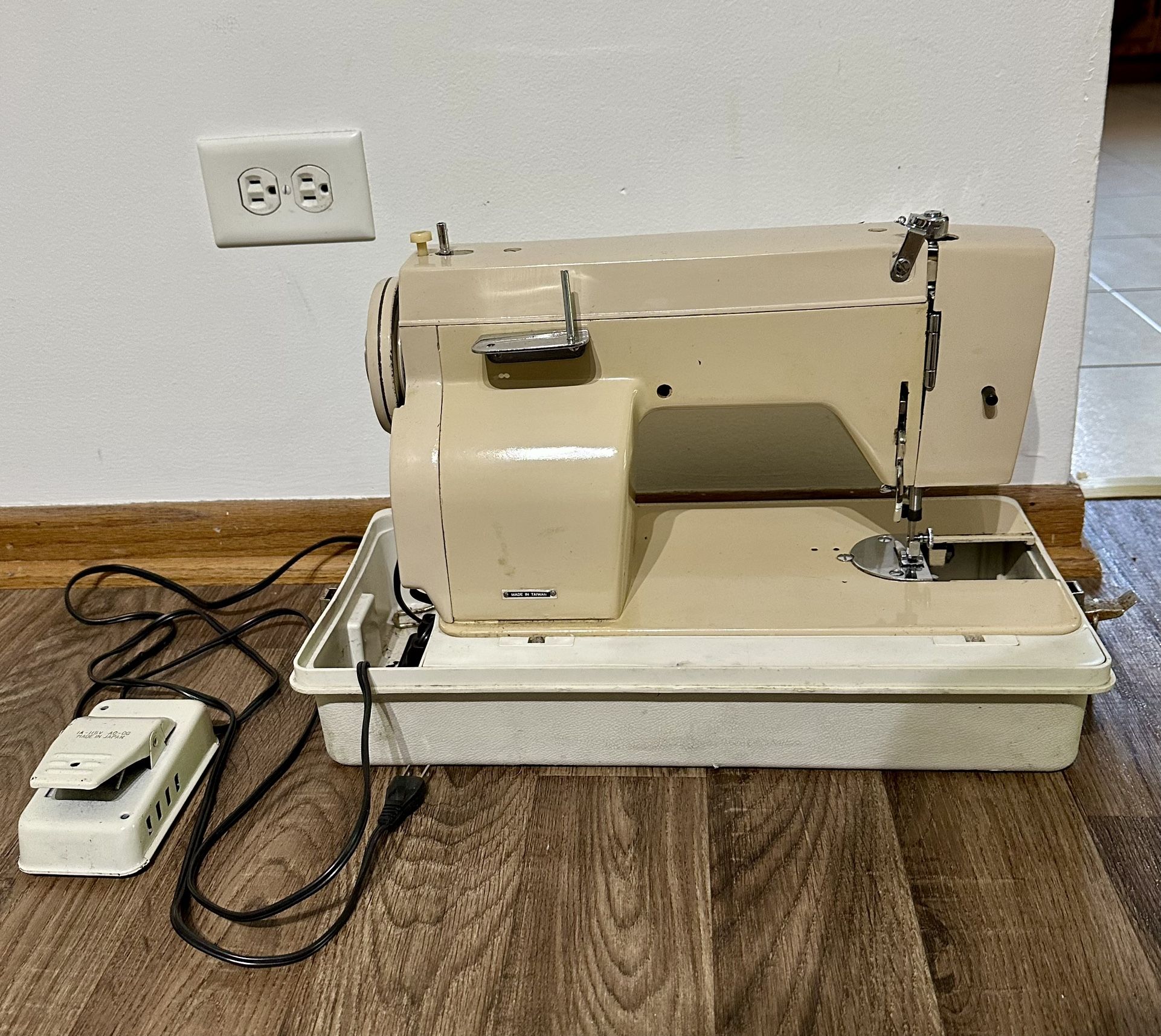 Vintage Deluxe Zig Zag Sewing Machine