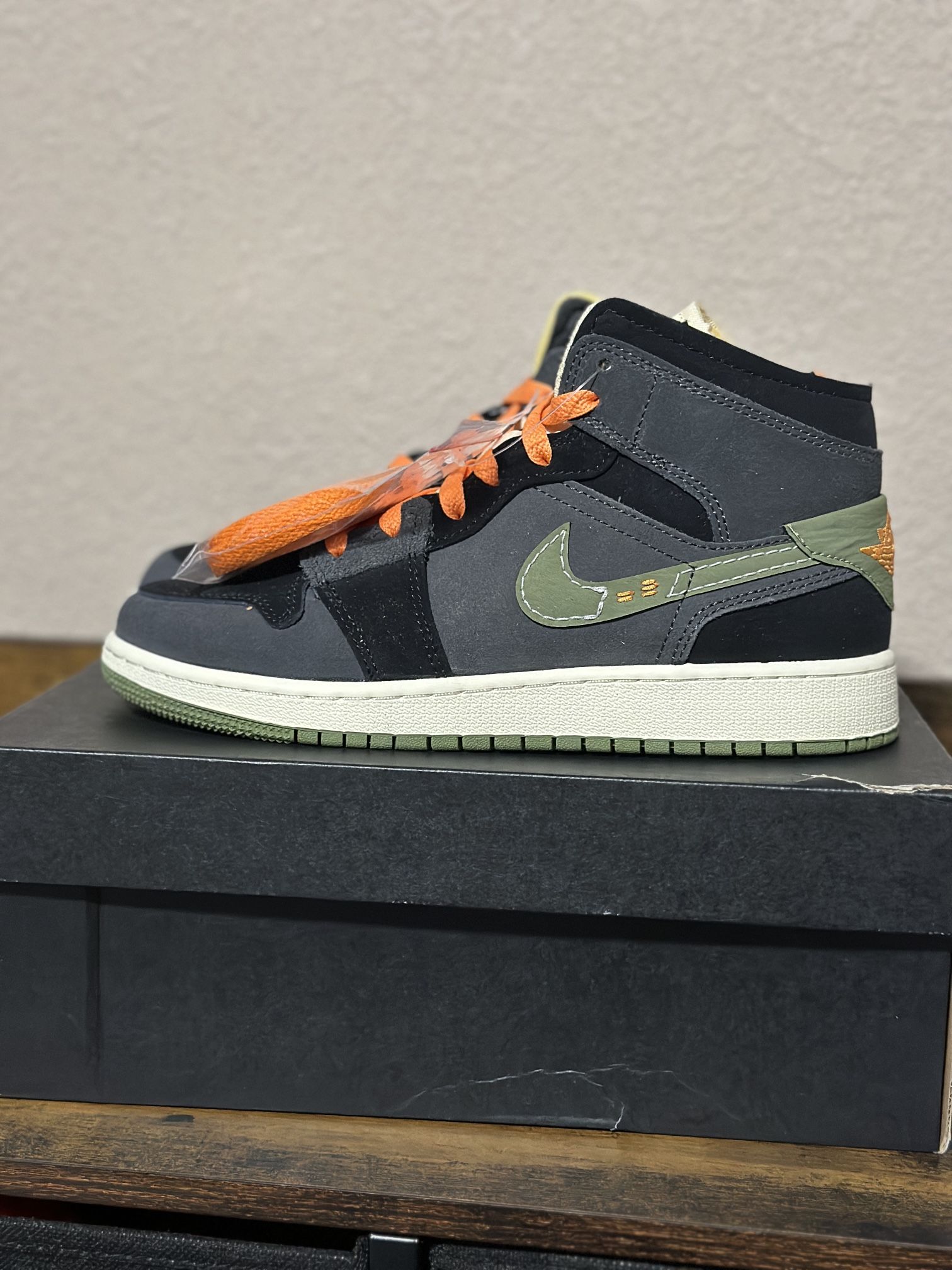 Air Jordan 1 Mid Se Craft Sz 6