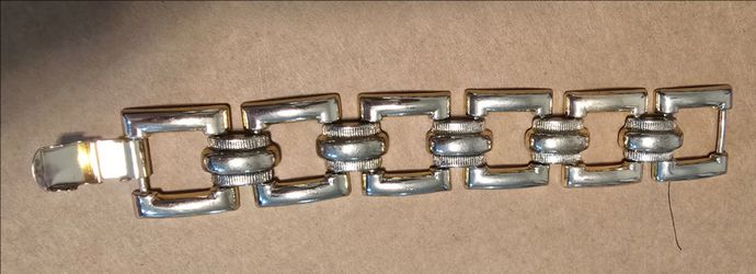 Gold chain link bracelet with clasp
