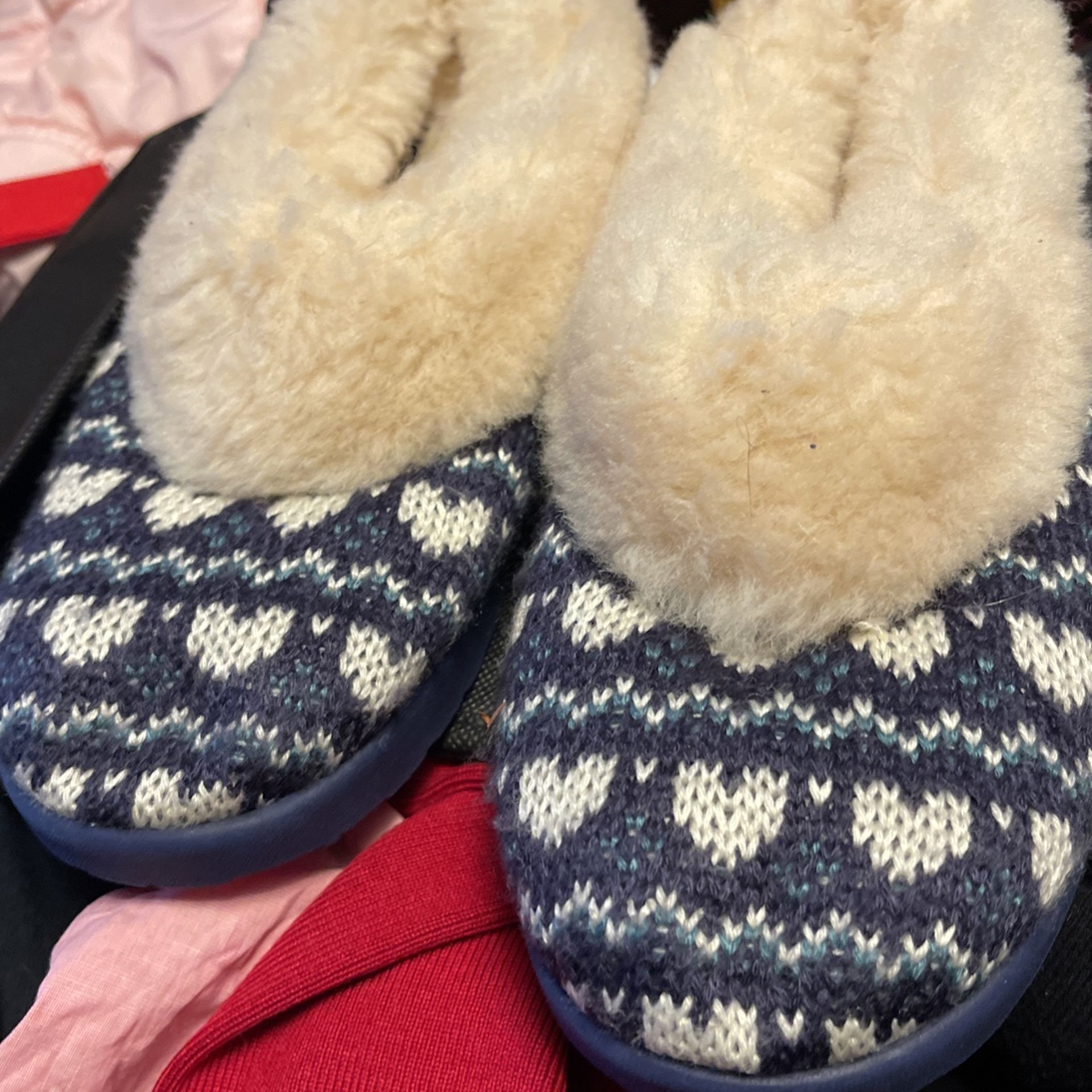 Great For Women And Youth Ugg Slippers Size 4Y