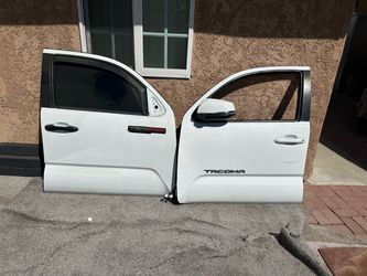 2018. Toyota tacoma. Doors. Parts