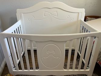 White baby/toddler crib