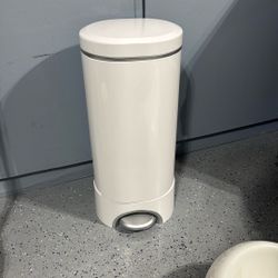 Munchkin STEP Diaper Pail 