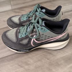 Nike Women's Vomero 17 Running Shoes