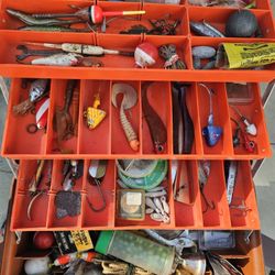 VINTAGE TACKLE BOX WITH REEL