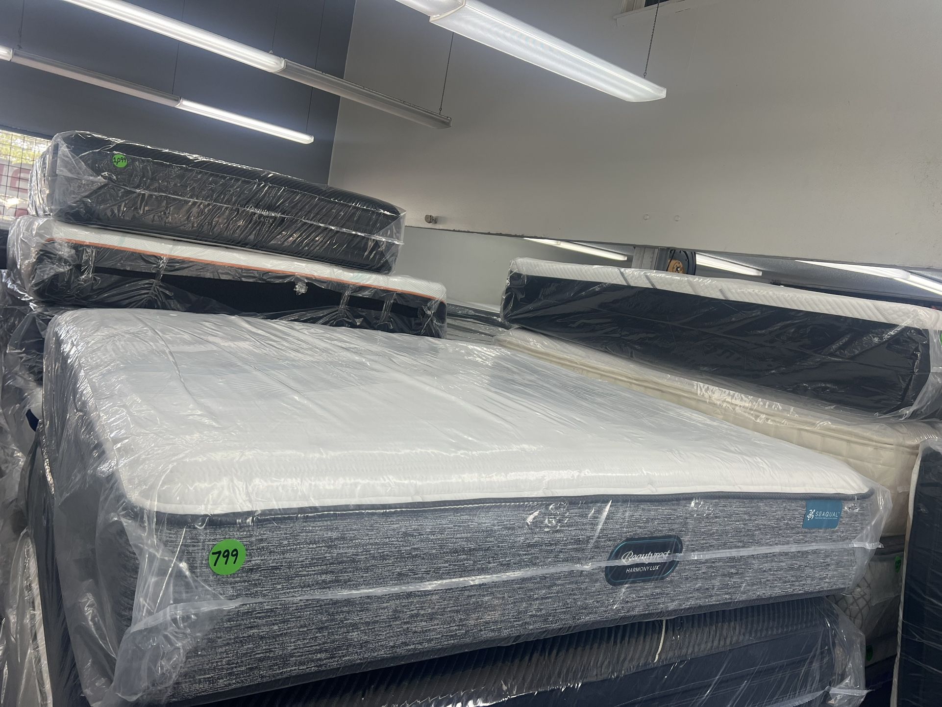 KING SIZE SIMMONS BEAUTYREST HARMONY LUX (MEDIUM) MATTRESS & BOX SPRINGS BED SET