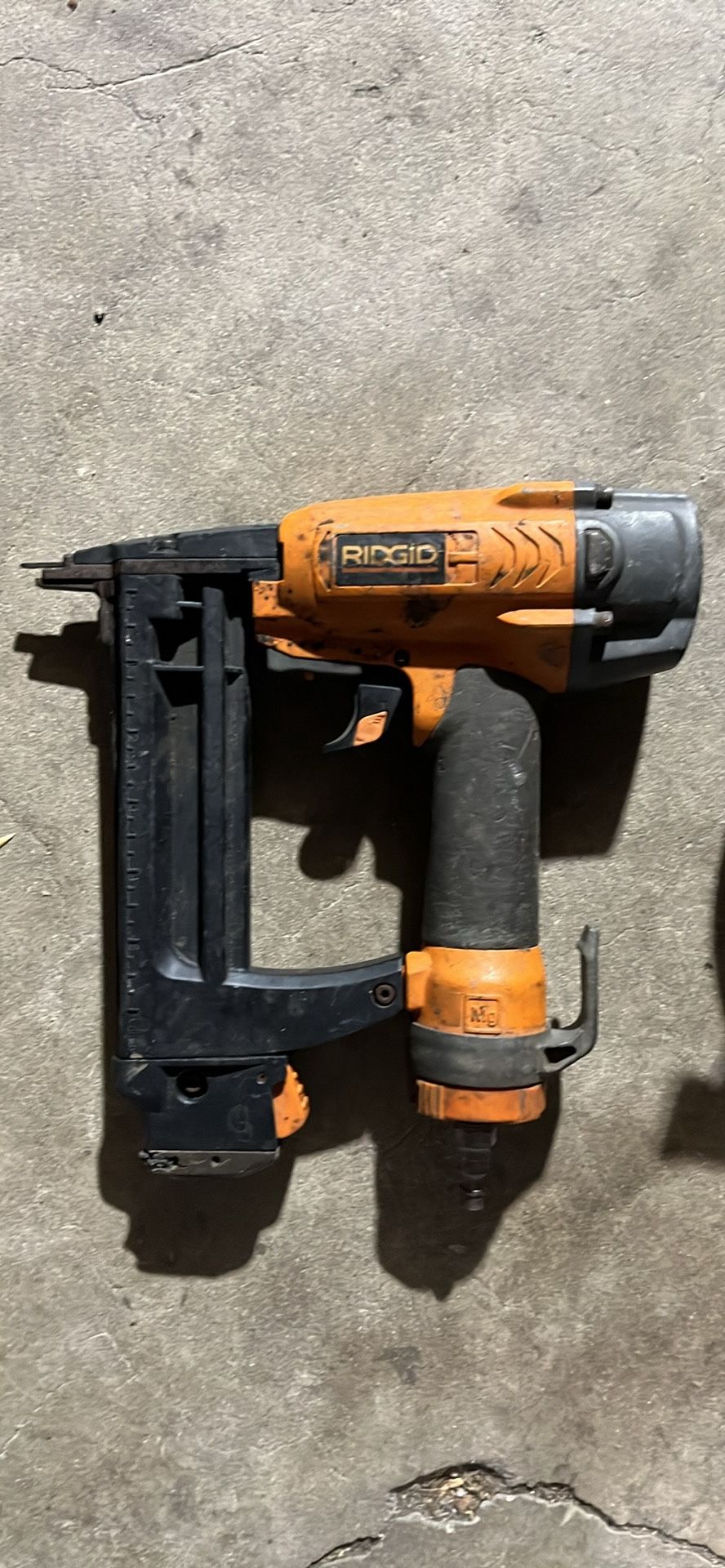 Ridgid Pneumatic Finish Nailer Narrow Crown Staple