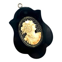 Victorian-era cameo pendant(93)36