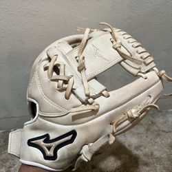 Mizuno MVP Select Glove Fastpitch Model 11.75" White, For Righty Player