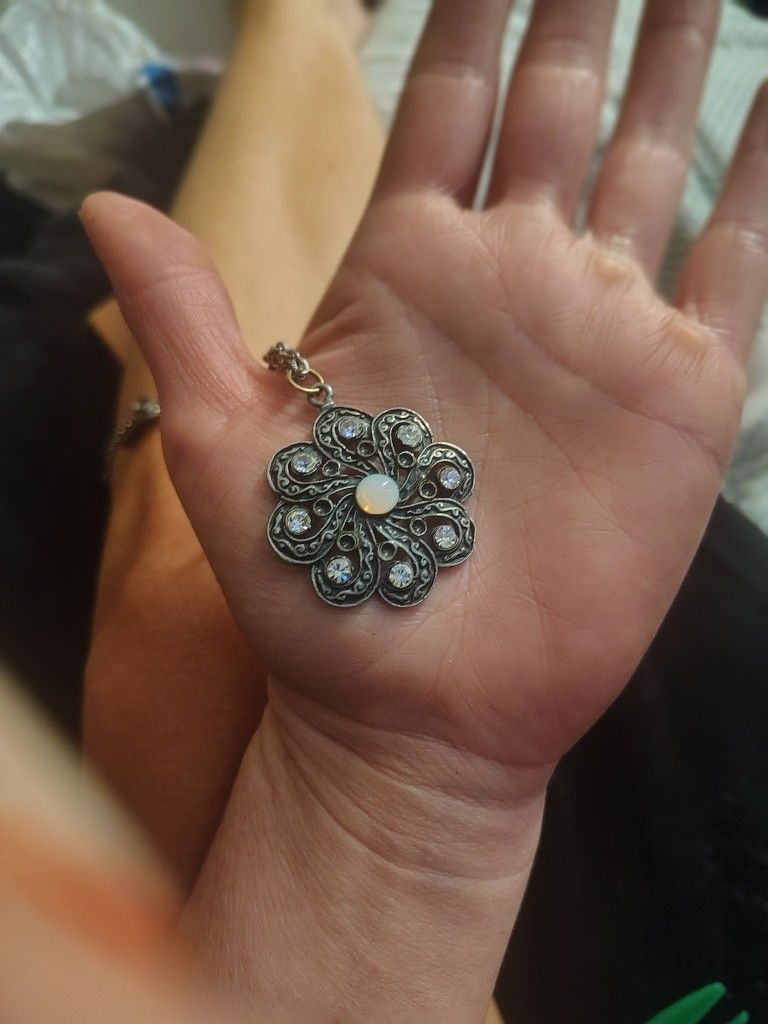 Woman's Vintage Necklace.