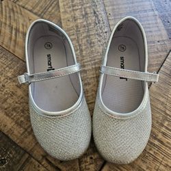 Little Girls Silver Color Shoes. New. Size 7.5