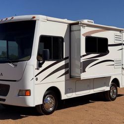 2013 Itasca Sunstar 26' Class A RV W/ Slide Out - CLEAN