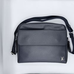 LOUIS VUITTON Taiga Alex-Messenger