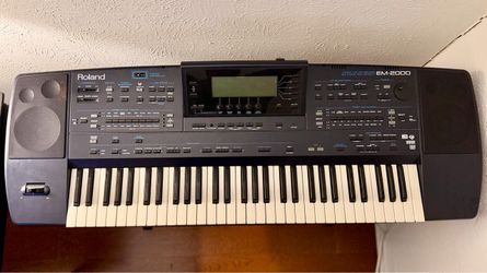 Roland EM-2000 Creative Keyboard (64-voice polyphony arranger workstation).
